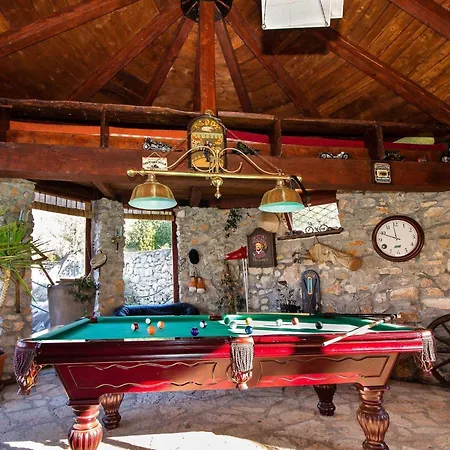 Authentic Dalmatian Hillside Escape With Pool, Sauna & Bbq - Seven Bedroom Zadvarje