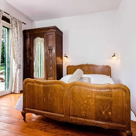펜션 Authentic Dalmatian Hillside Escape With Pool, Sauna & Bbq - Seven Bedroom Zadvarje