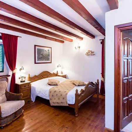 Authentic Dalmatian Hillside Escape With Pool, Sauna & Bbq - Seven Bedroom Zadvarje