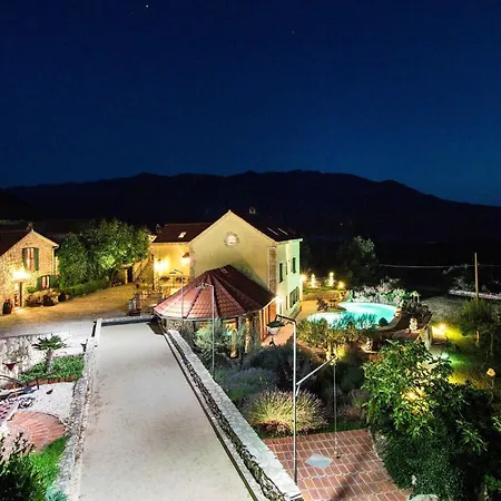 펜션 Authentic Dalmatian Hillside Escape With Pool, Sauna & Bbq - Seven Bedroom *