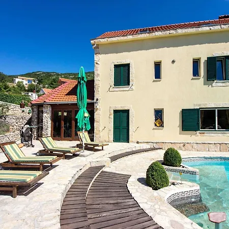 Authentic Dalmatian Hillside Escape With Pool, Sauna & Bbq - Seven Bedroom * Zadvarje